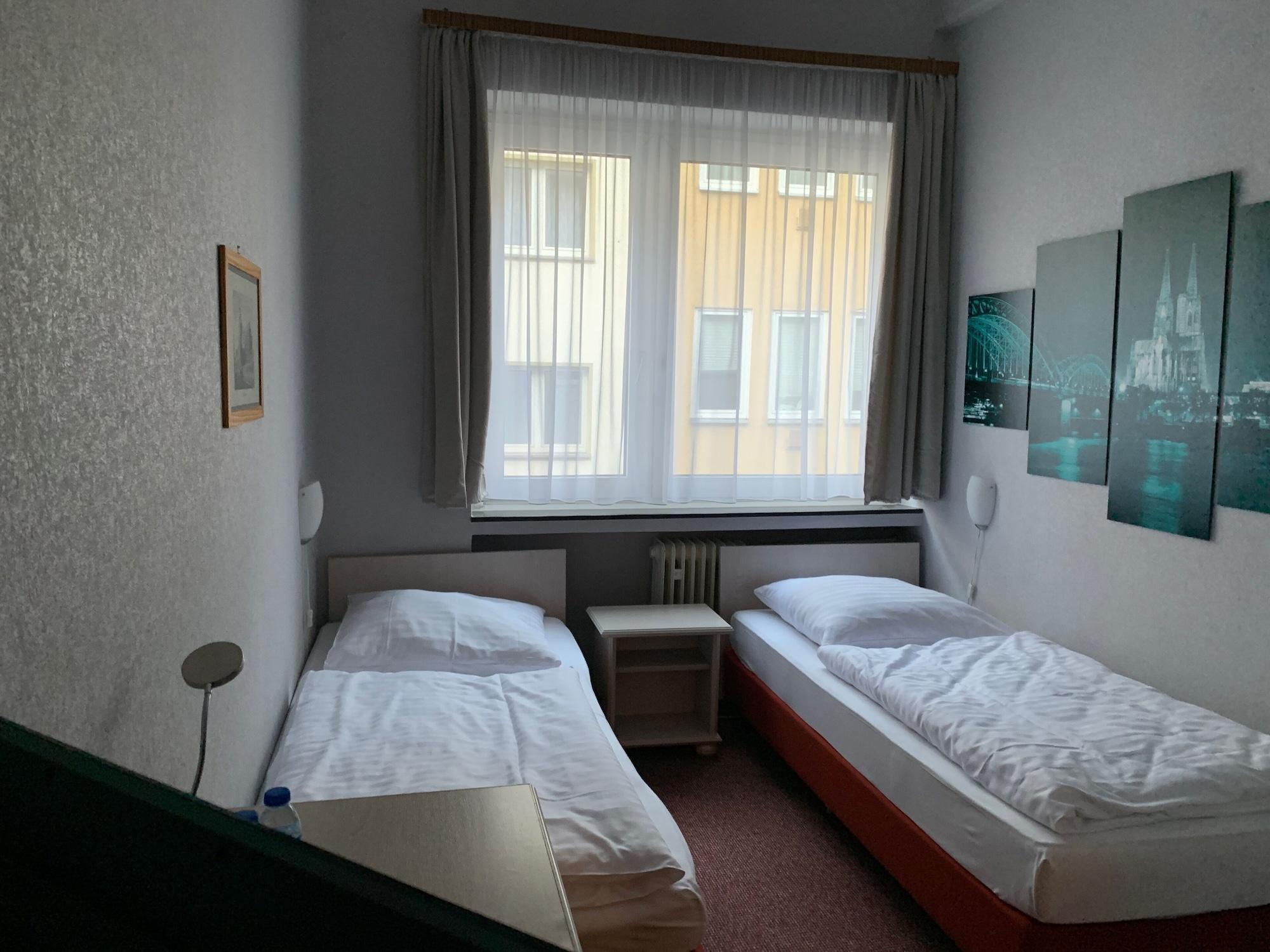 קלן Hotel Berg מראה חיצוני תמונה