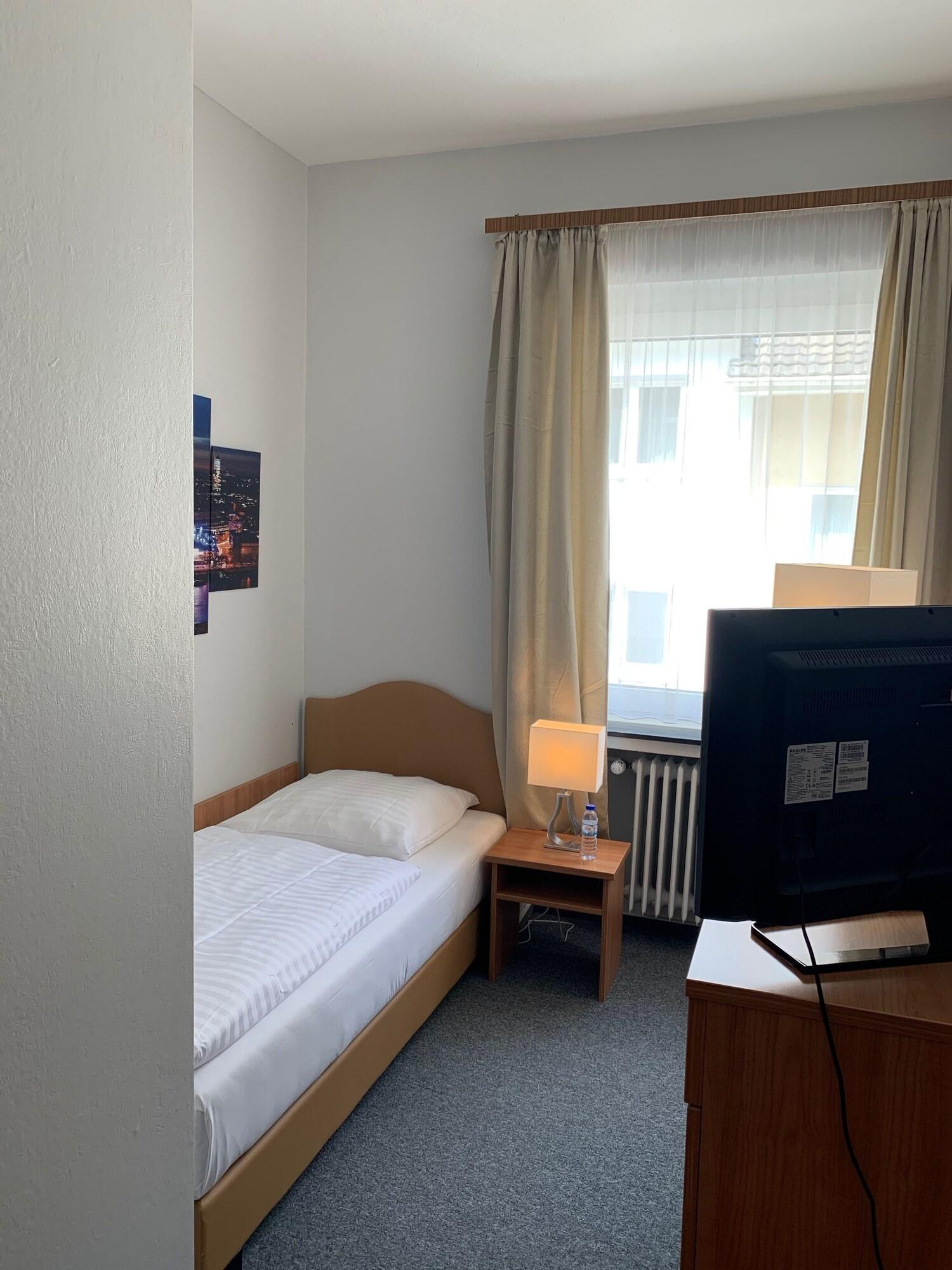 קלן Hotel Berg מראה חיצוני תמונה