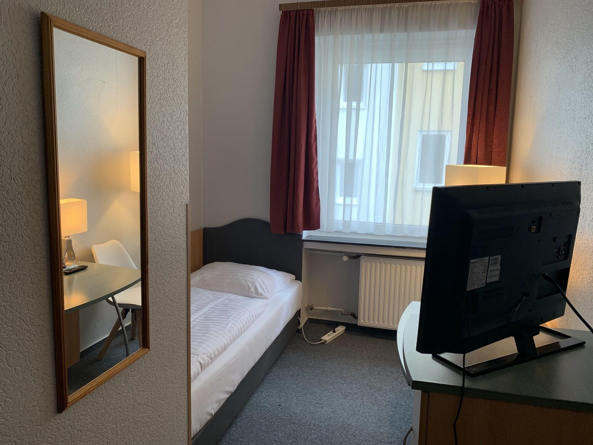 קלן Hotel Berg מראה חיצוני תמונה