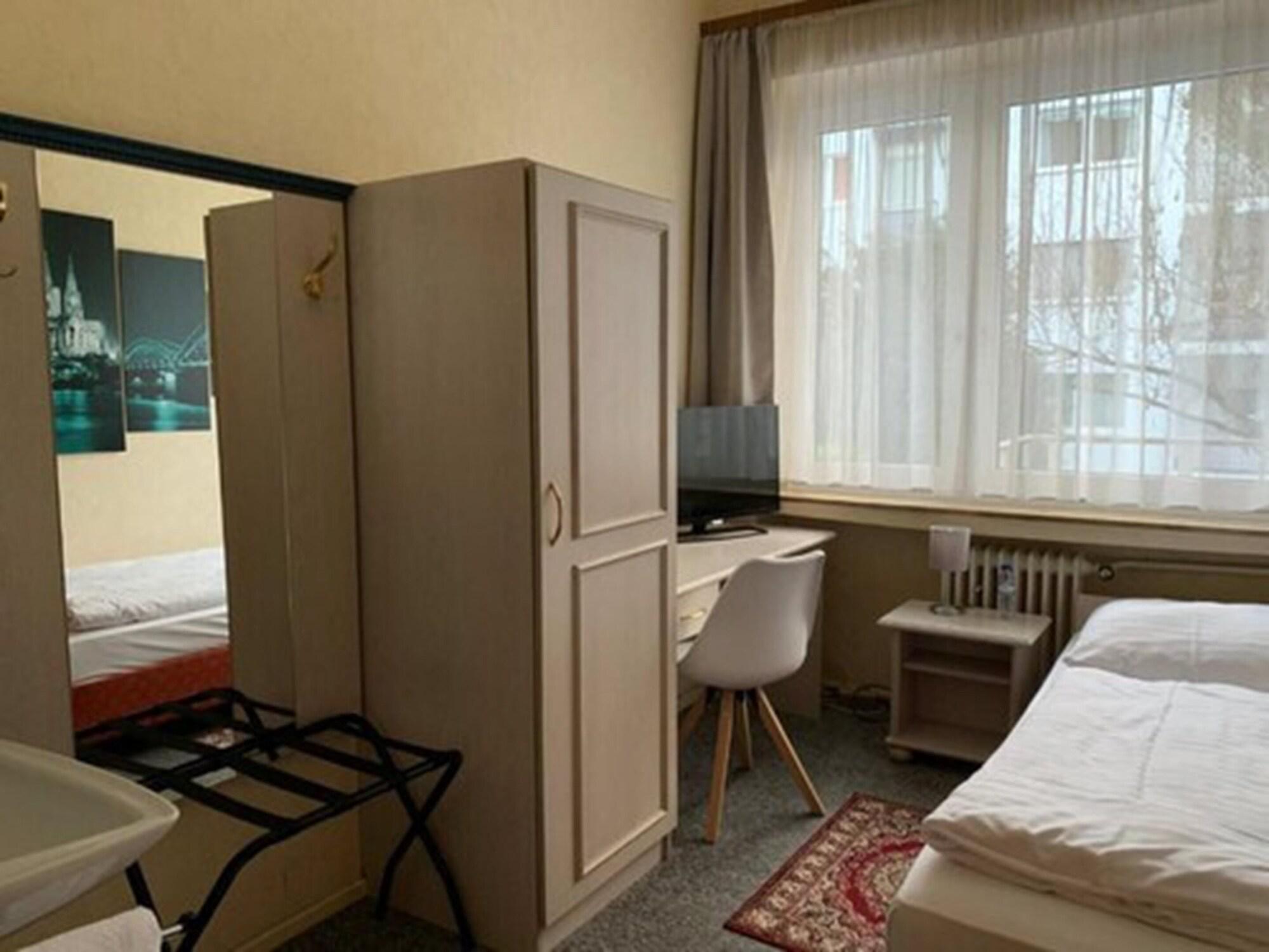 קלן Hotel Berg מראה חיצוני תמונה
