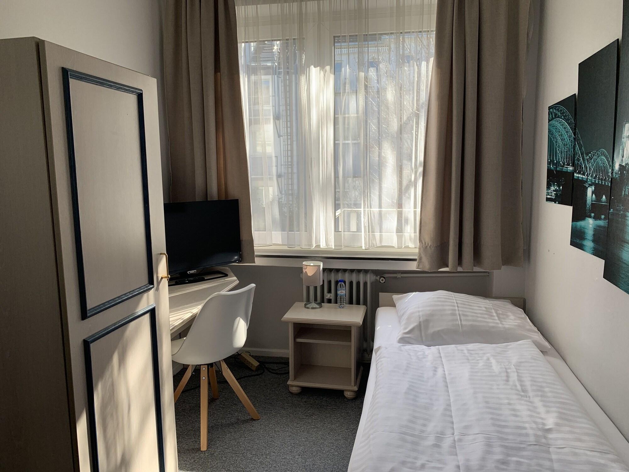 קלן Hotel Berg מראה חיצוני תמונה