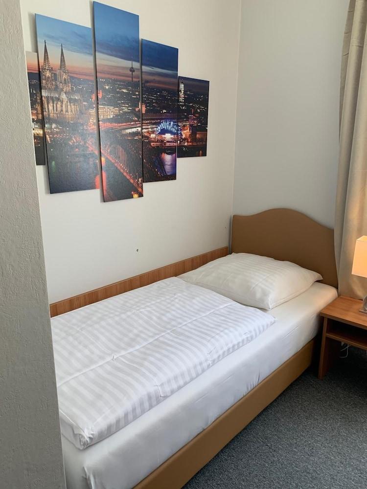 קלן Hotel Berg מראה חיצוני תמונה