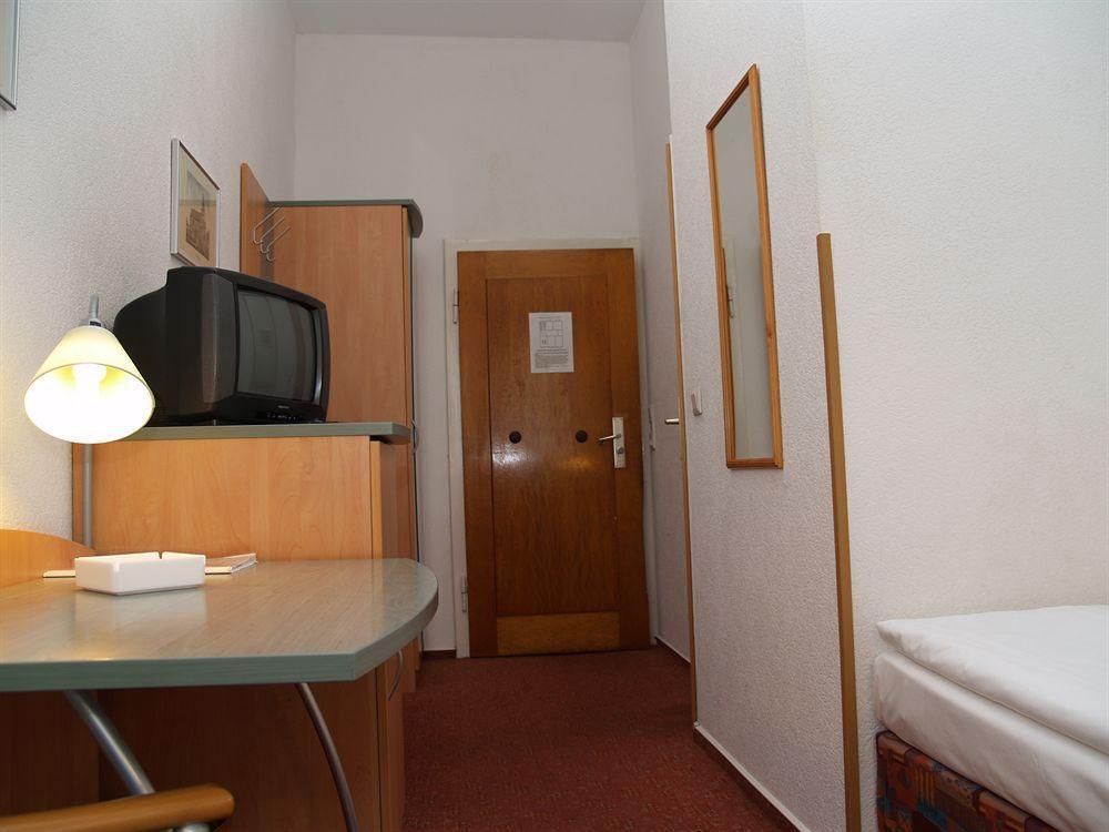 קלן Hotel Berg מראה חיצוני תמונה