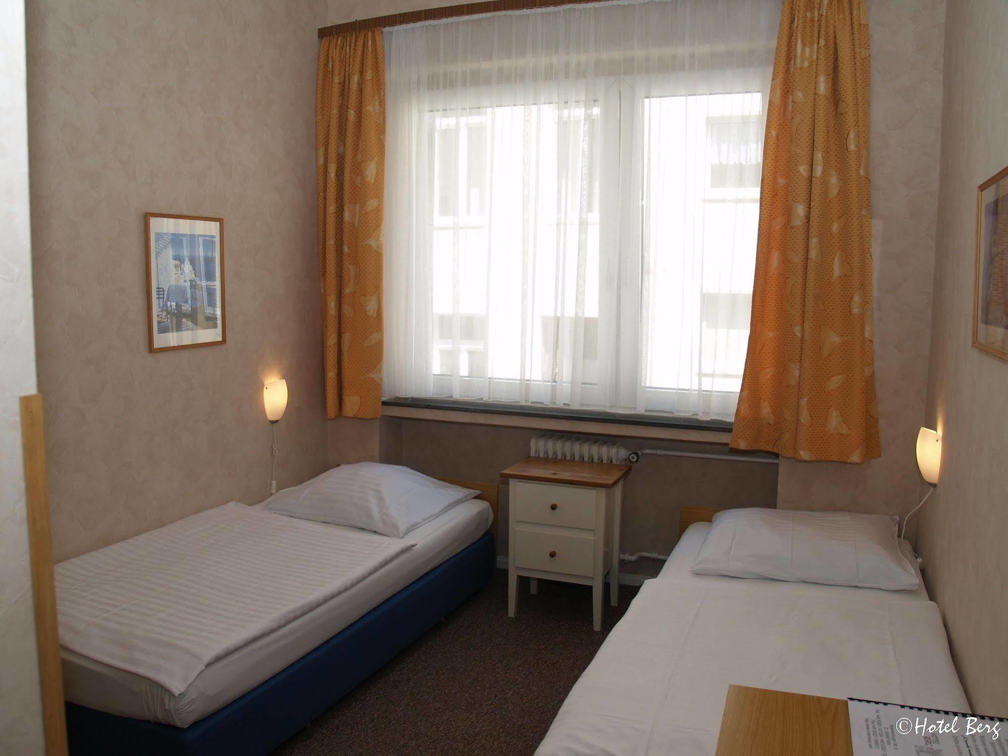 קלן Hotel Berg מראה חיצוני תמונה