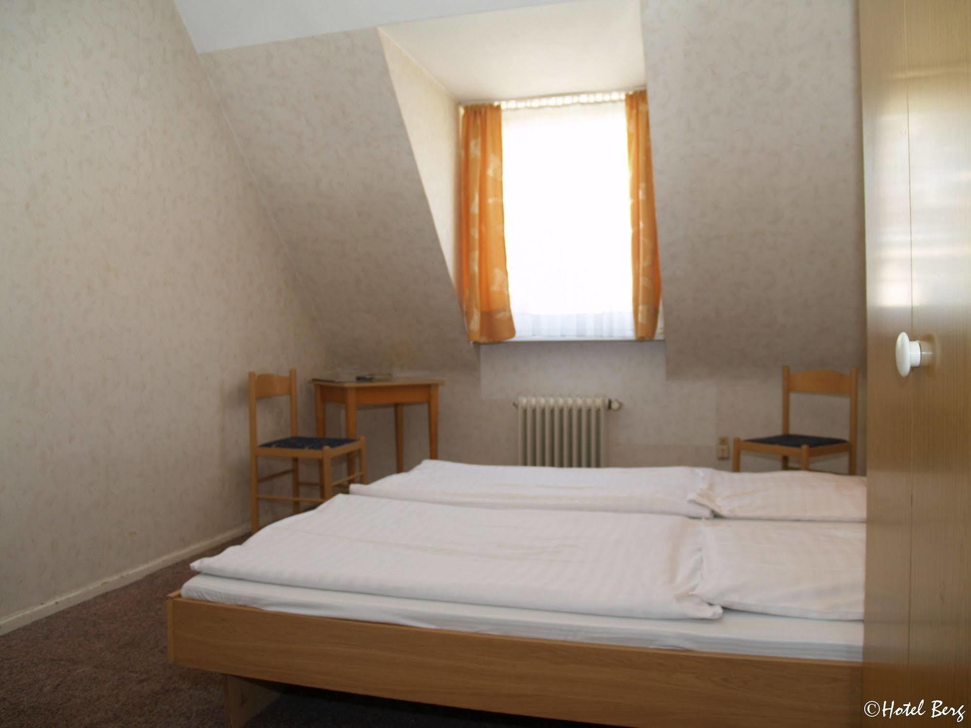 קלן Hotel Berg מראה חיצוני תמונה