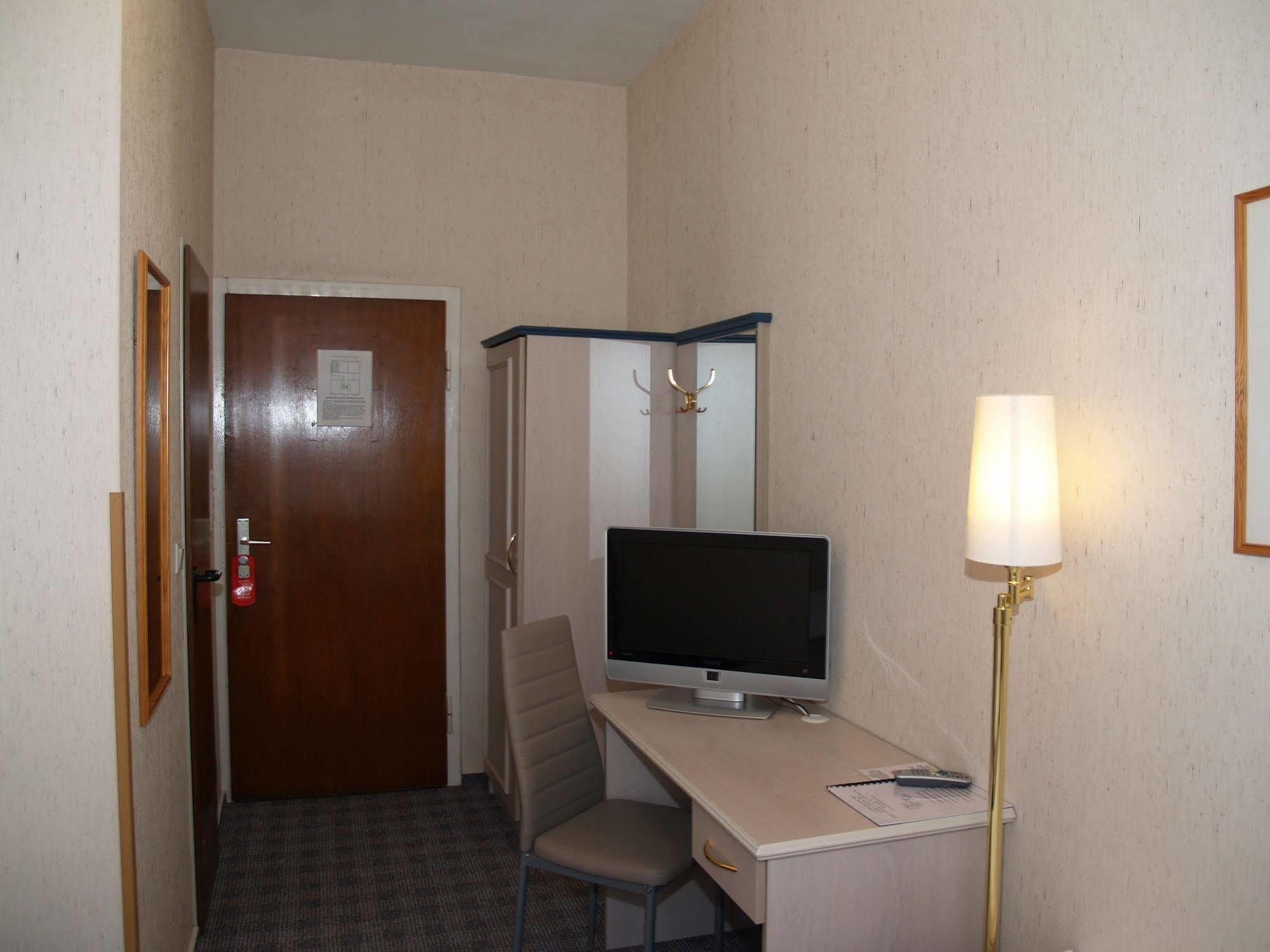 קלן Hotel Berg מראה חיצוני תמונה