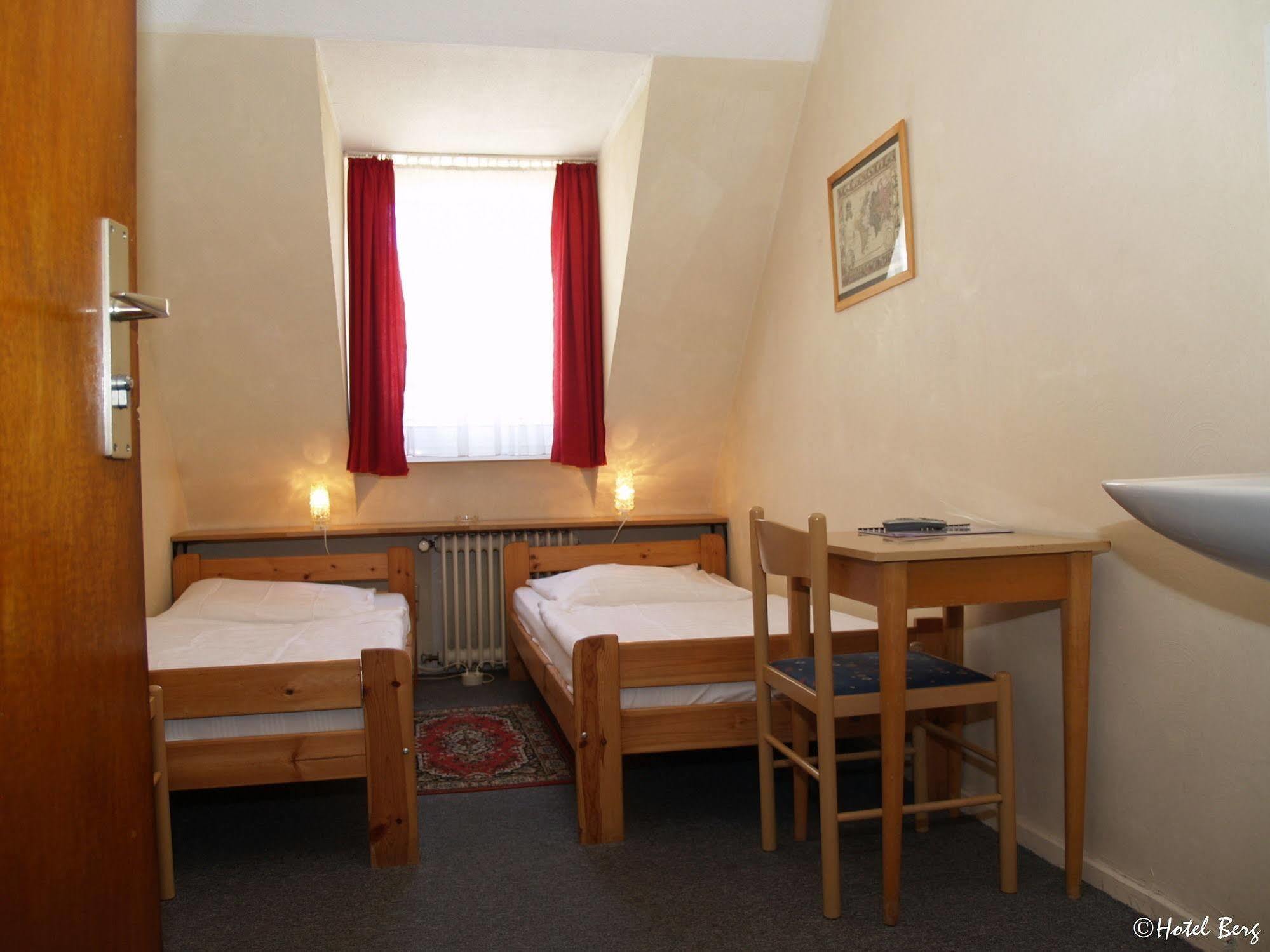 קלן Hotel Berg מראה חיצוני תמונה
