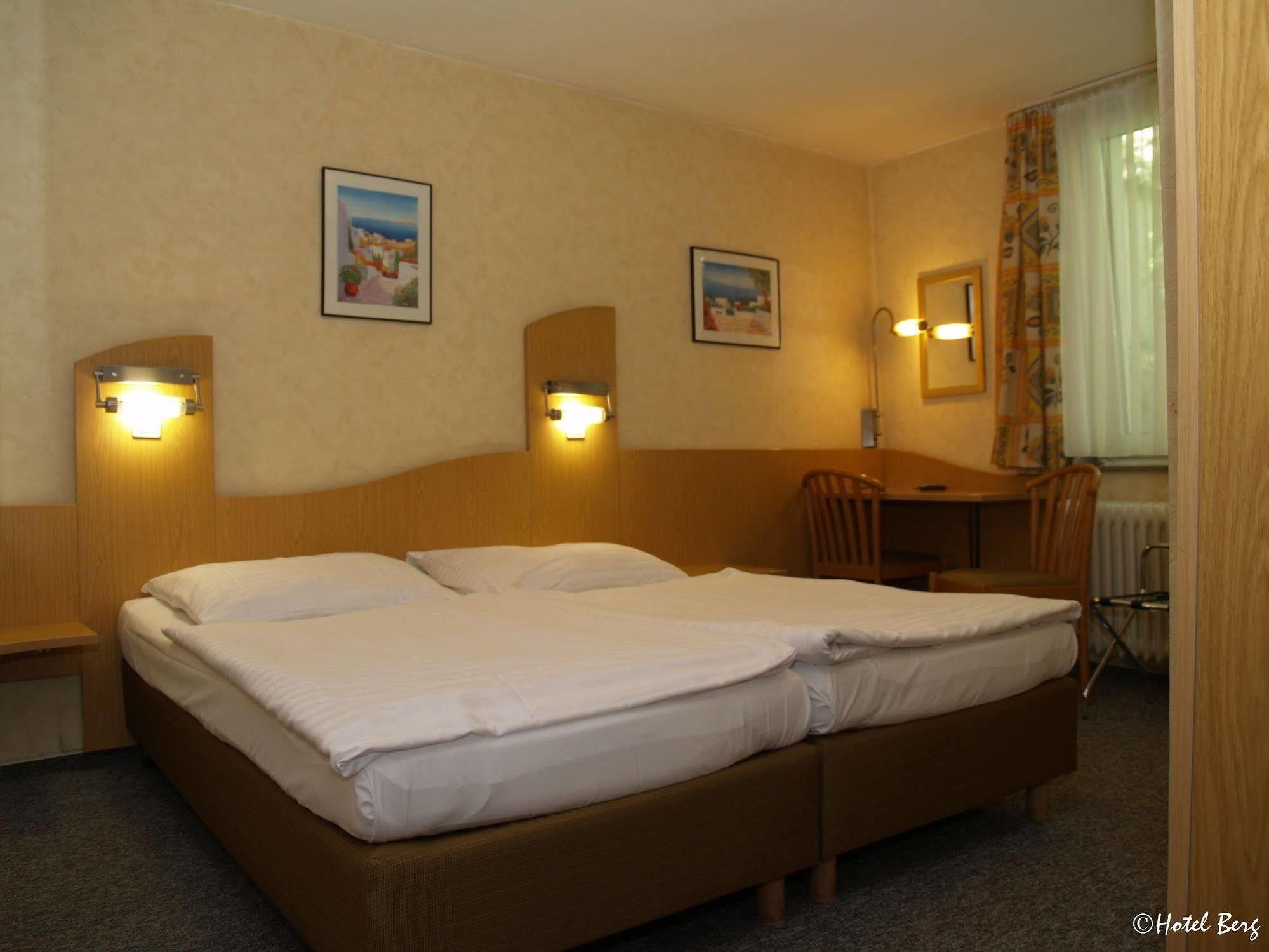 קלן Hotel Berg מראה חיצוני תמונה